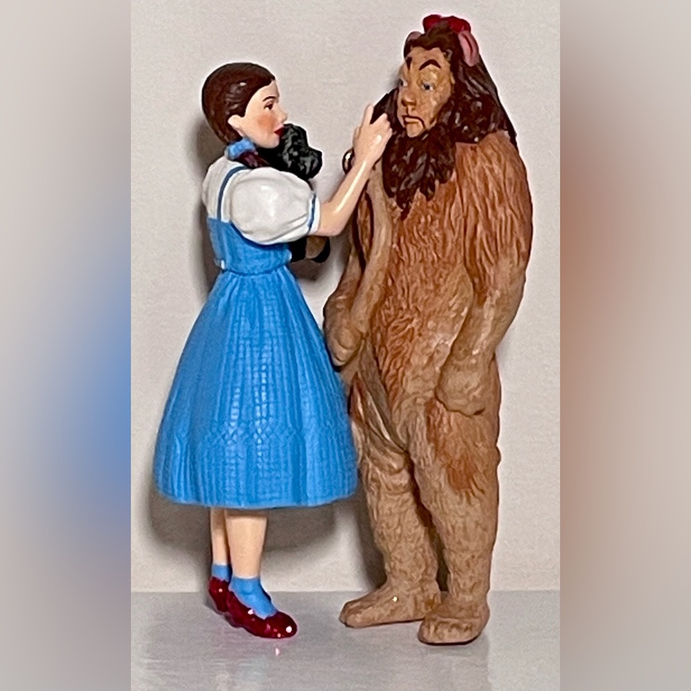 Hallmark Ornament “Dorothy and Cowardly Lion” Wizard of Oz Ornament